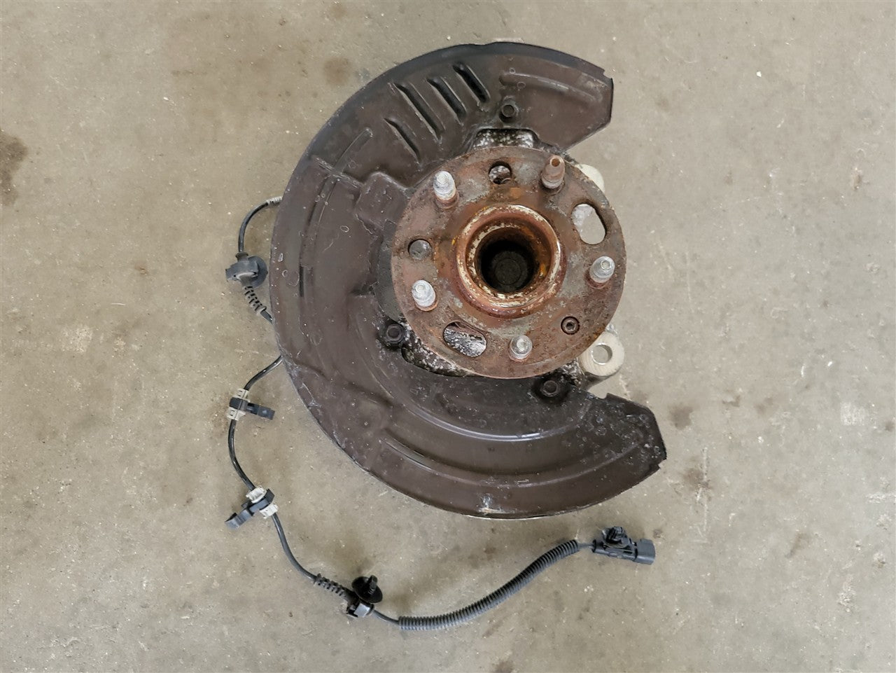 2016 CAMARO LH DRIVER FRONT SPINDLE W/HUB 41K MILES 34243 - image 1