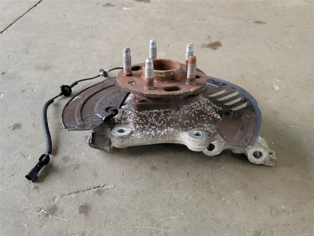 2016 CAMARO LH DRIVER FRONT SPINDLE W/HUB 41K MILES 34243 - image 3