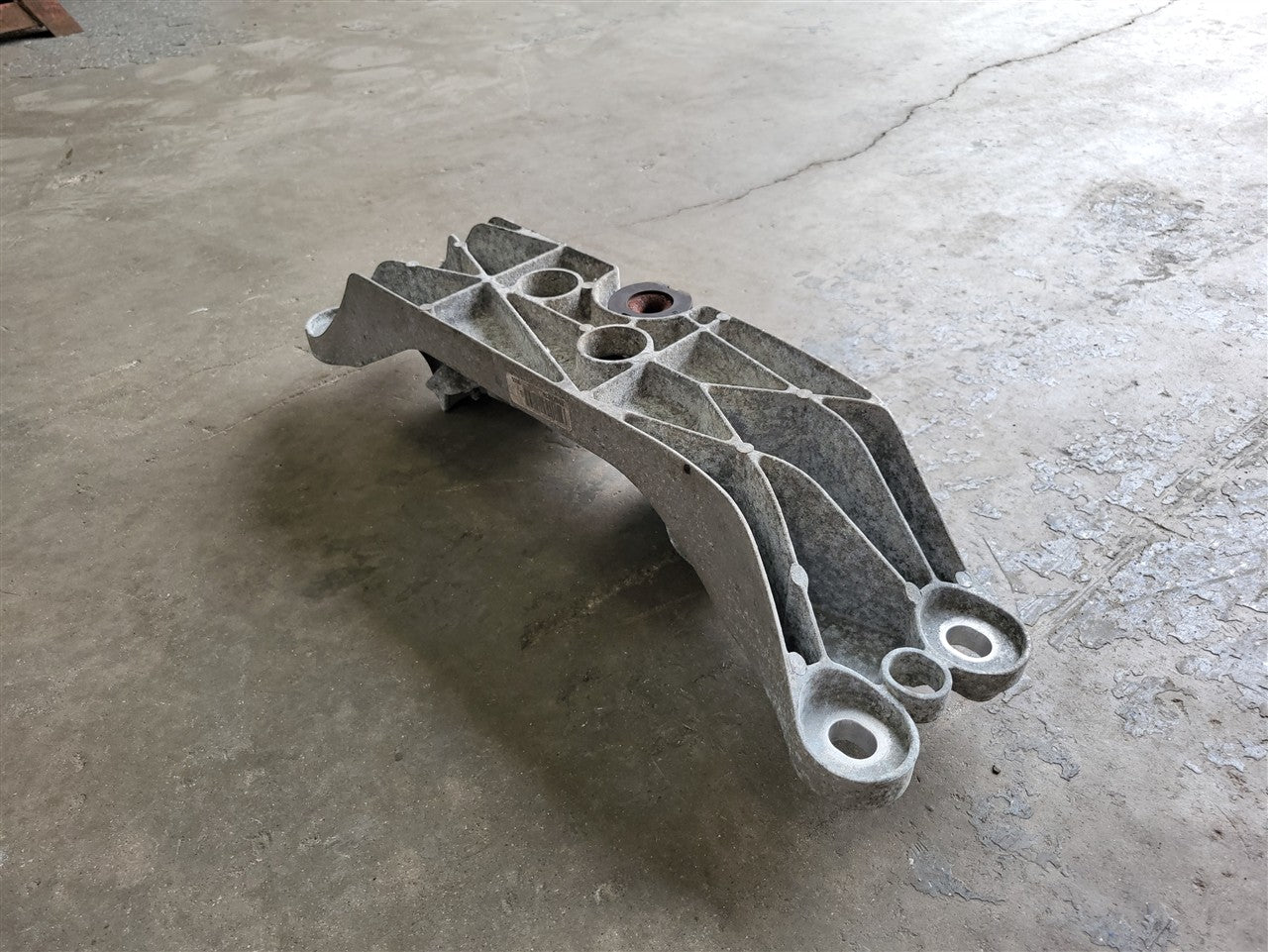 2016 CAMARO MANUAL V8 TRANS CROSSMEMBER 84119729 34251 - image 2