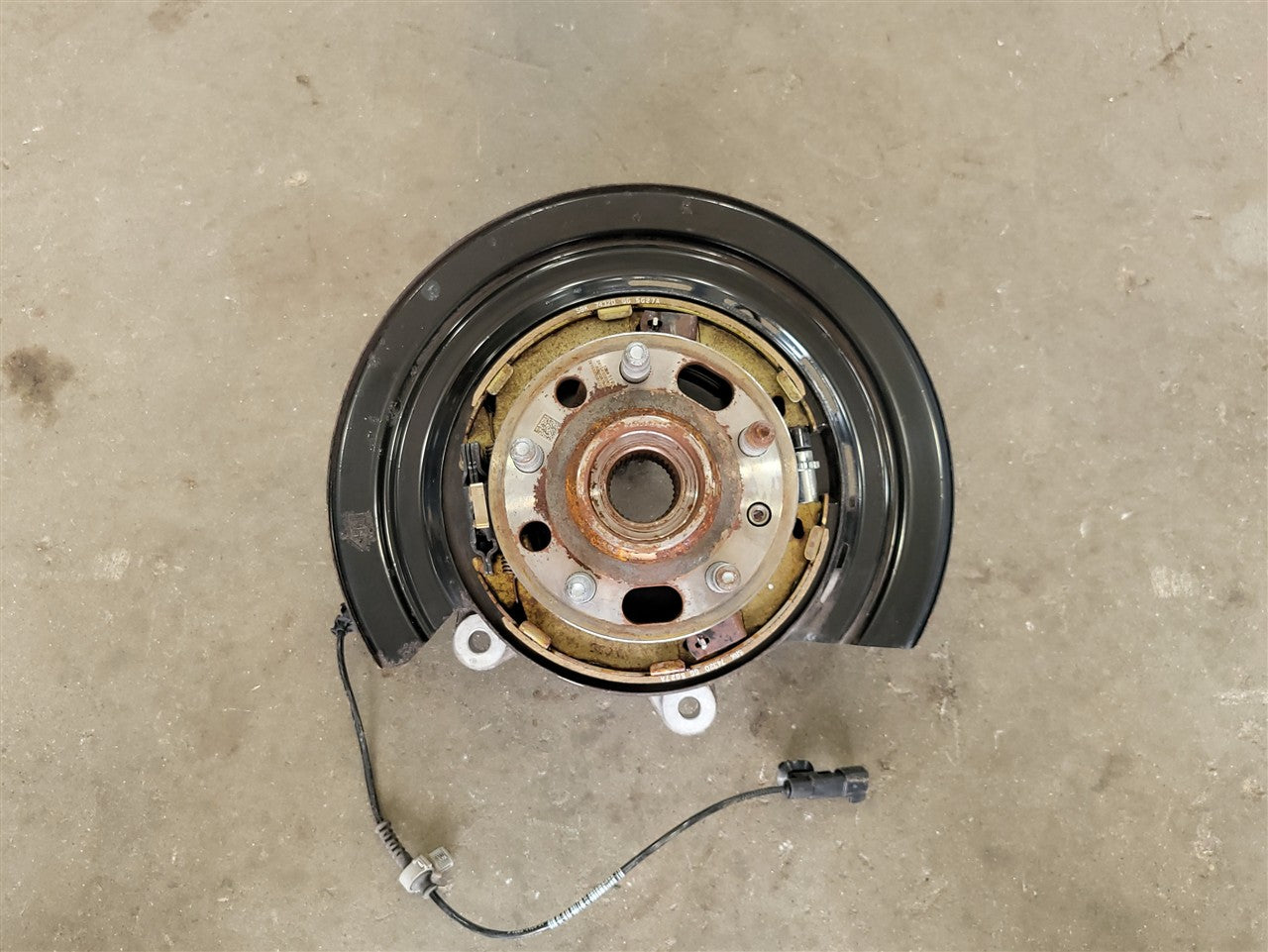 2016 CAMARO RH PASSENGER REAR SPINDLE & HUB 41K MILES 34254 - image 1