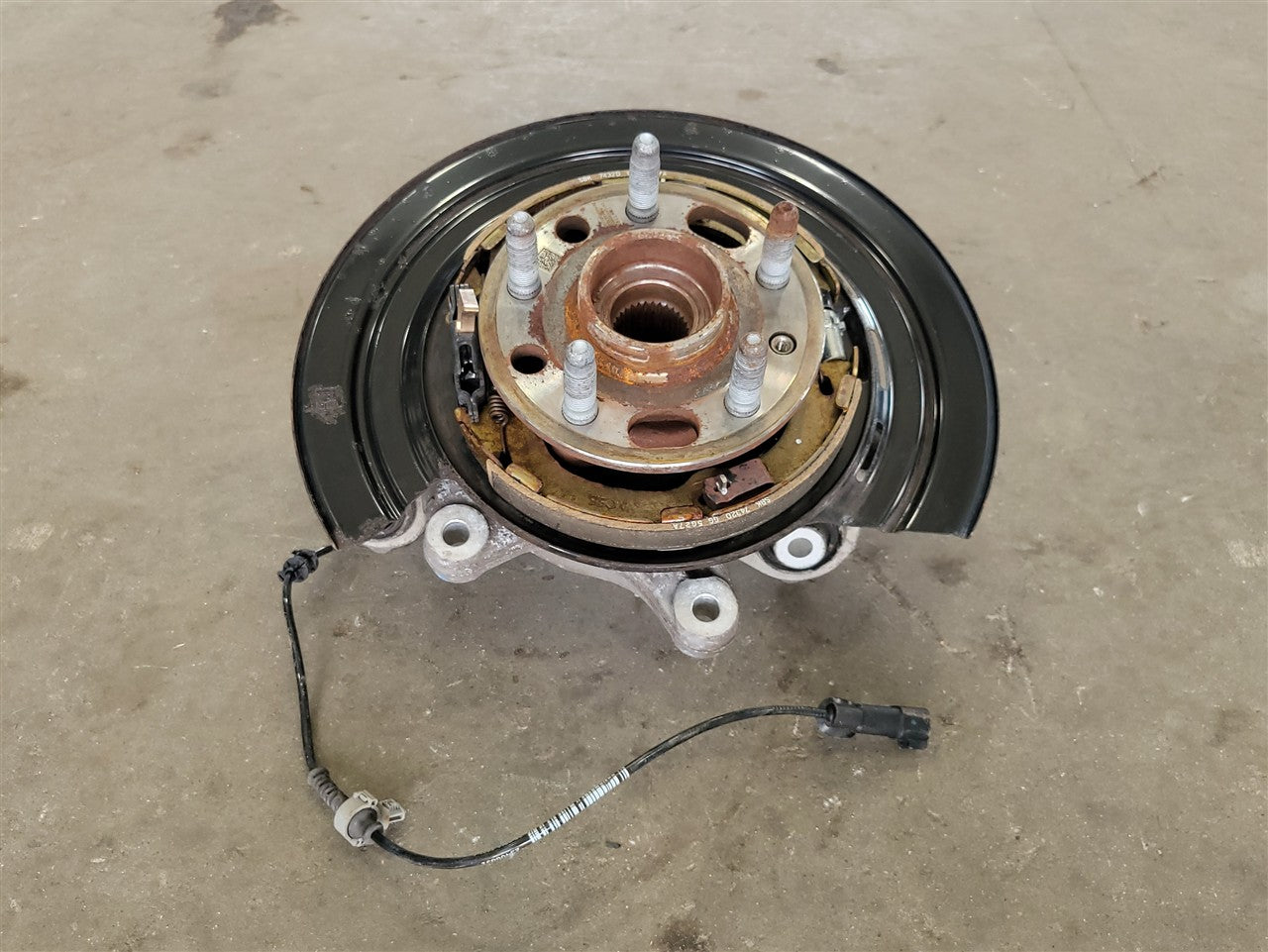 2016 CAMARO RH PASSENGER REAR SPINDLE & HUB 41K MILES 34254 - image 2