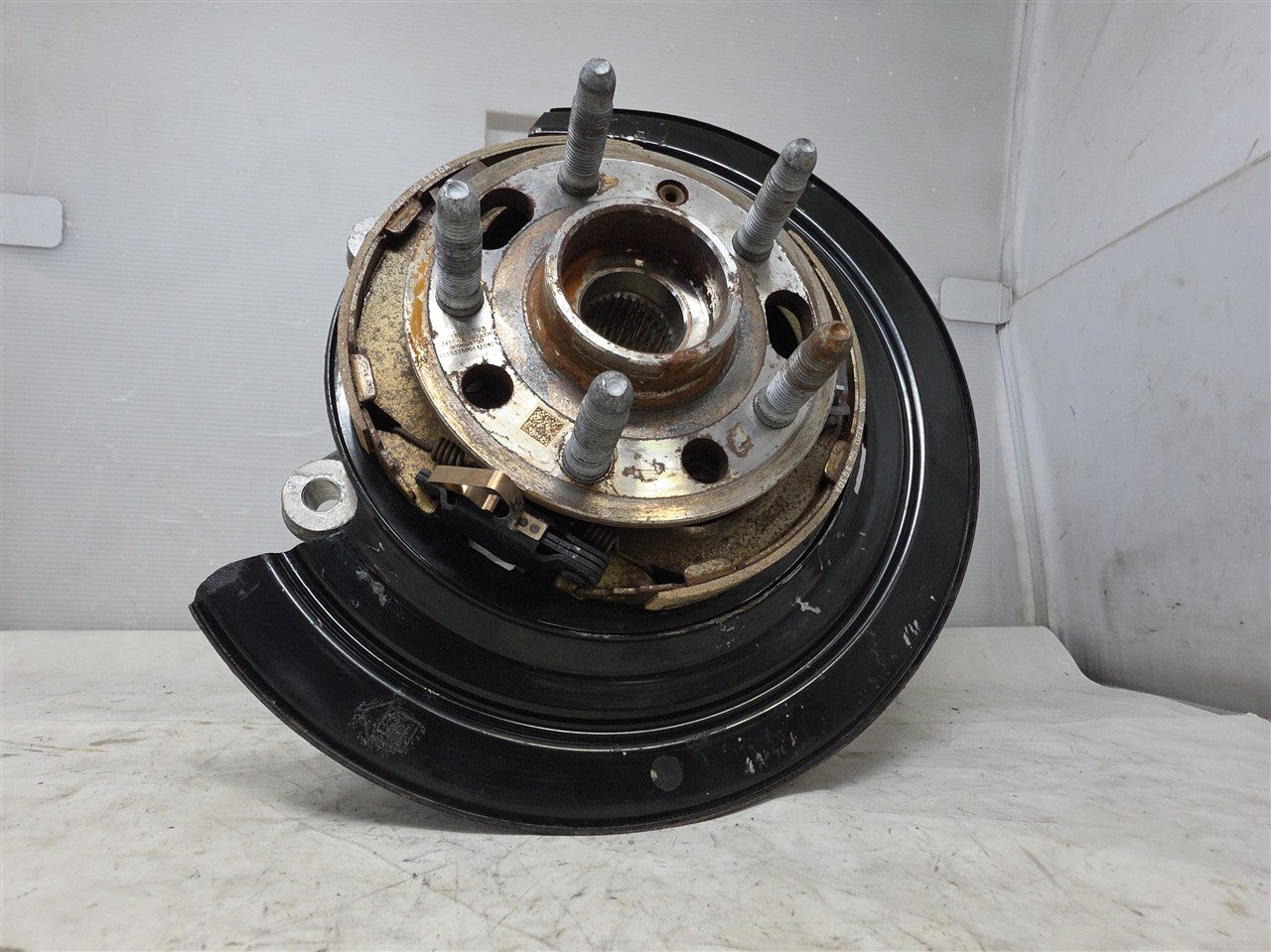Used OEM 2016-2024 ATS CAMARO CTS REAR SPINDLE AND WHEEL HUB LH, actual item photo 2