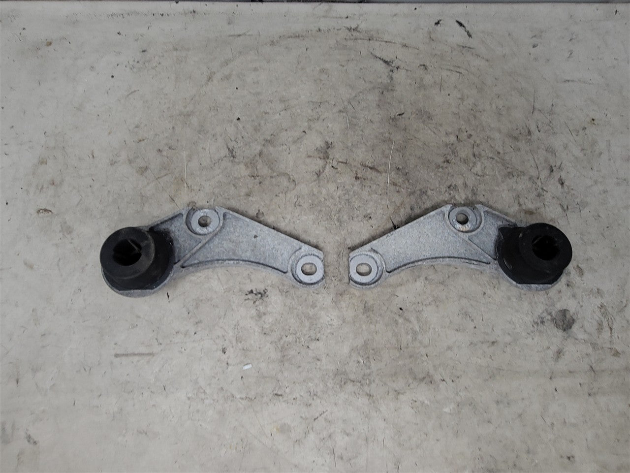 2016 CAMARO REAR EXHAUST HANGERS PAIR LH RH 34269 - image 1