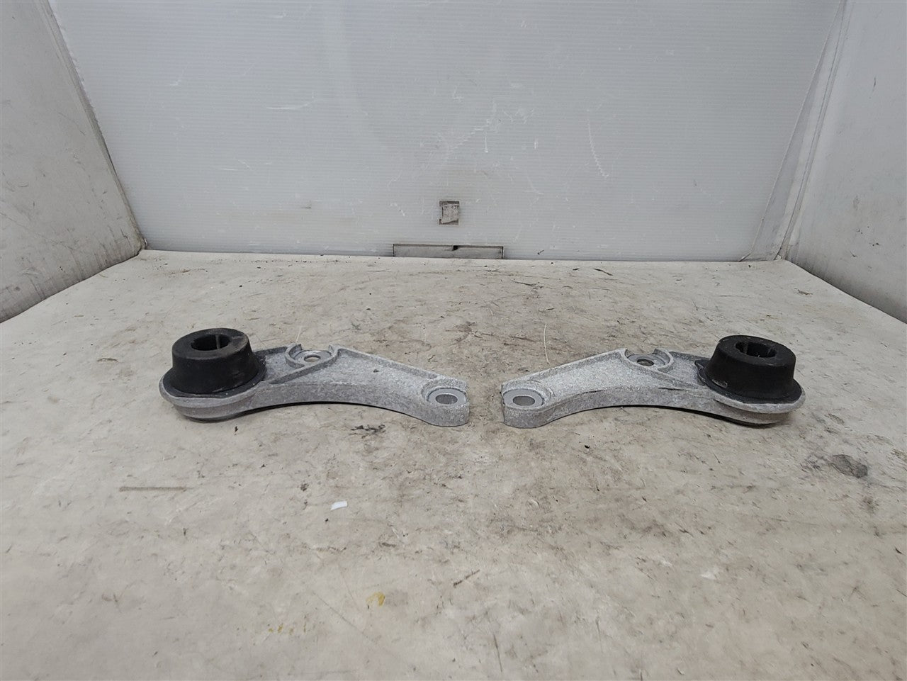 2016 CAMARO REAR EXHAUST HANGERS PAIR LH RH 34269 - image 2