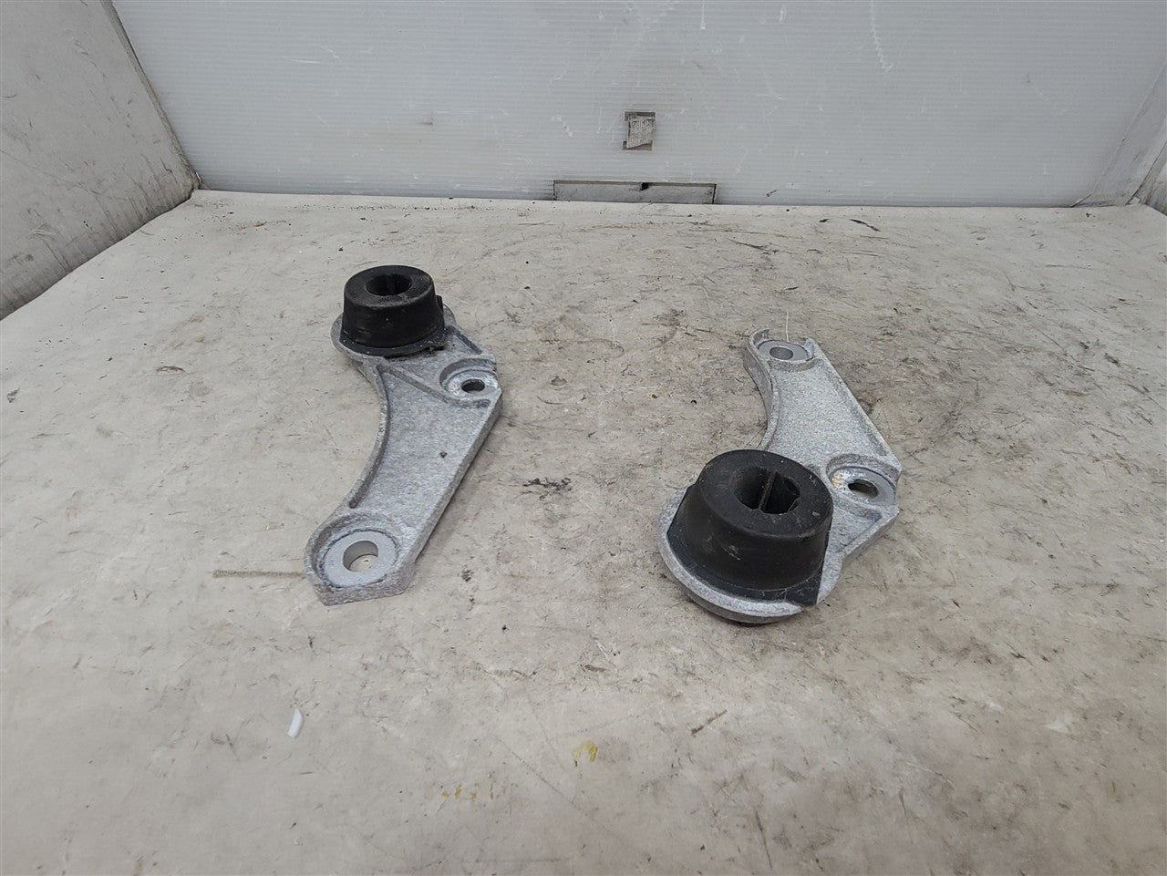 2016 CAMARO REAR EXHAUST HANGERS PAIR LH RH 34269 - image 3