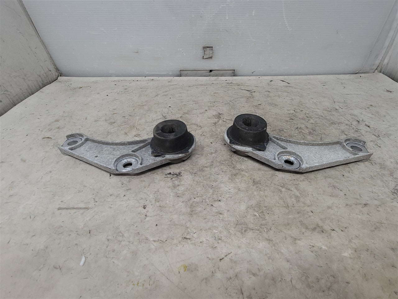 2016 CAMARO REAR EXHAUST HANGERS PAIR LH RH 34269 - image 4