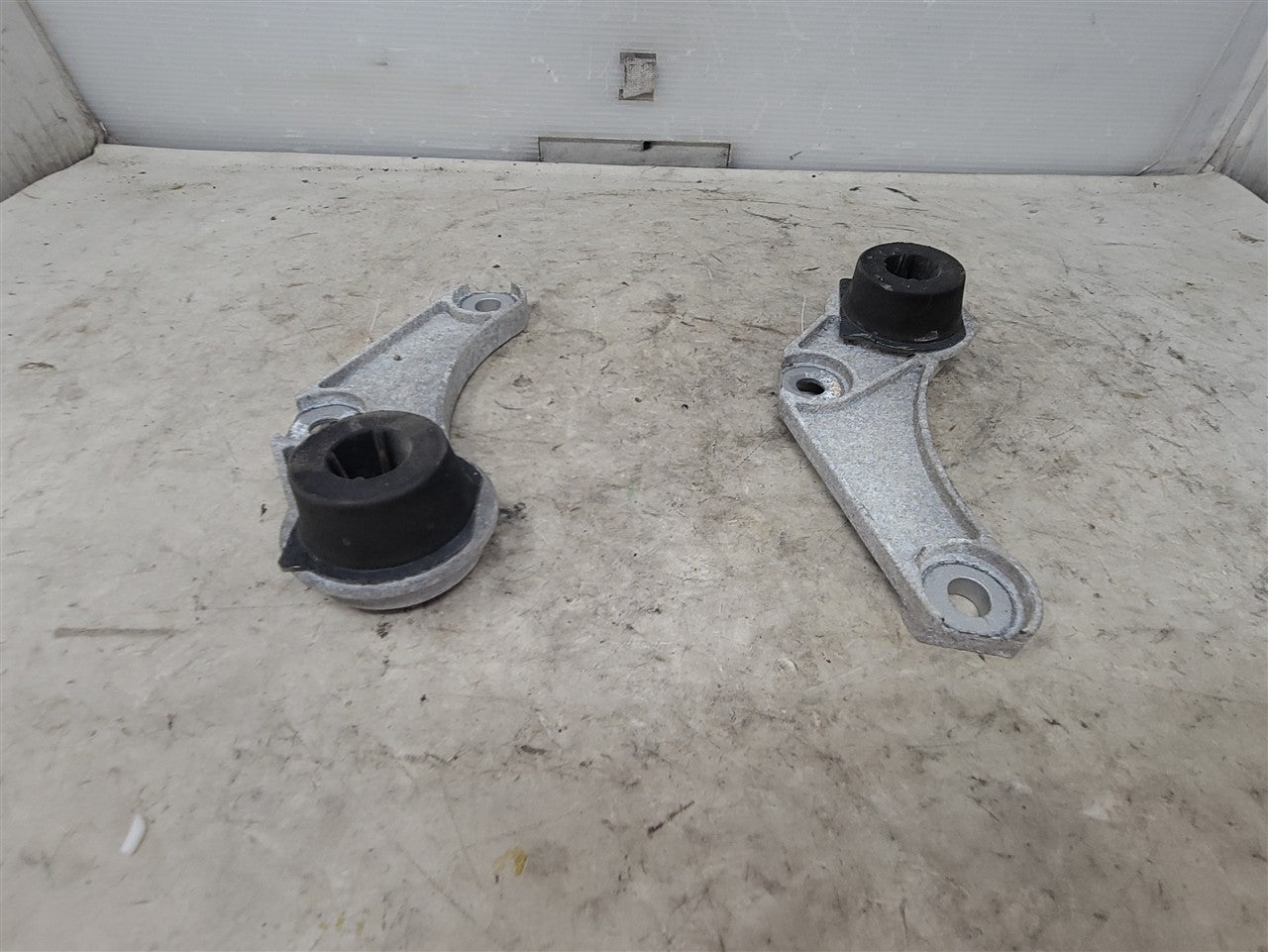 2016 CAMARO REAR EXHAUST HANGERS PAIR LH RH 34269 - image 5