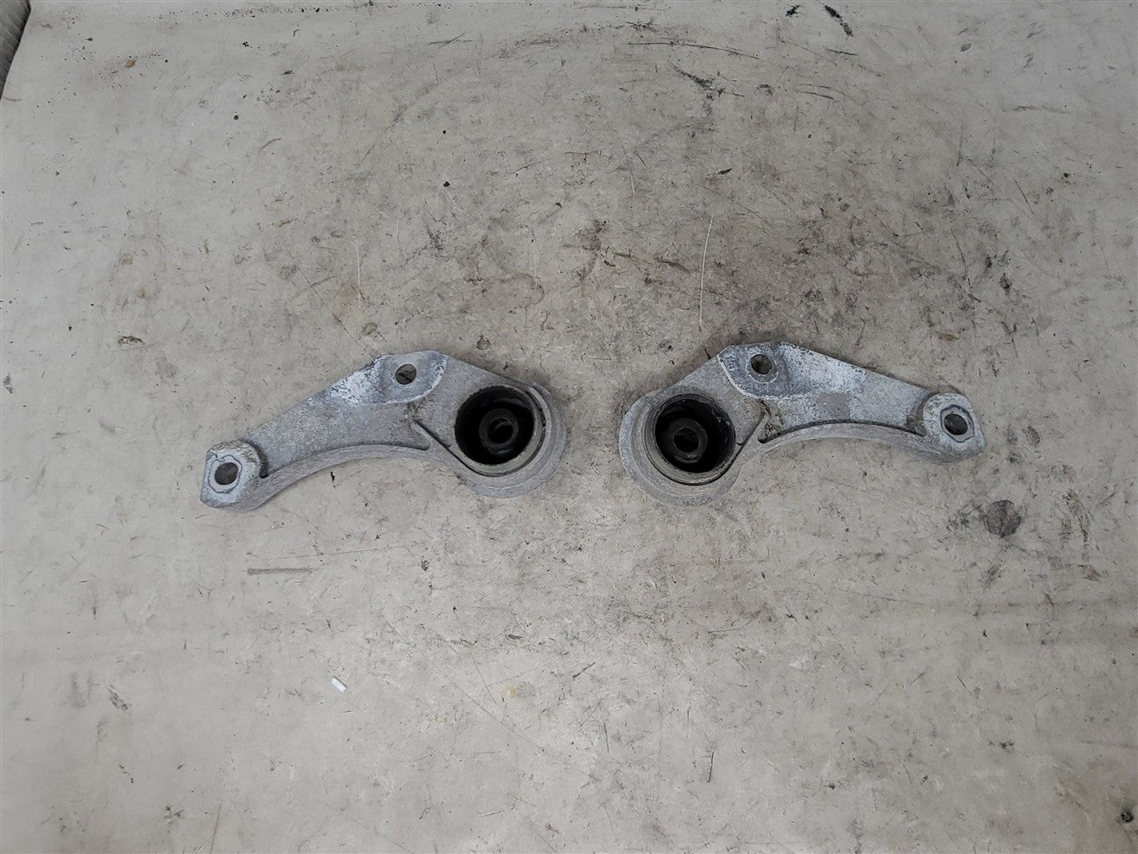 2016 CAMARO REAR EXHAUST HANGERS PAIR LH RH 34269 - image 6
