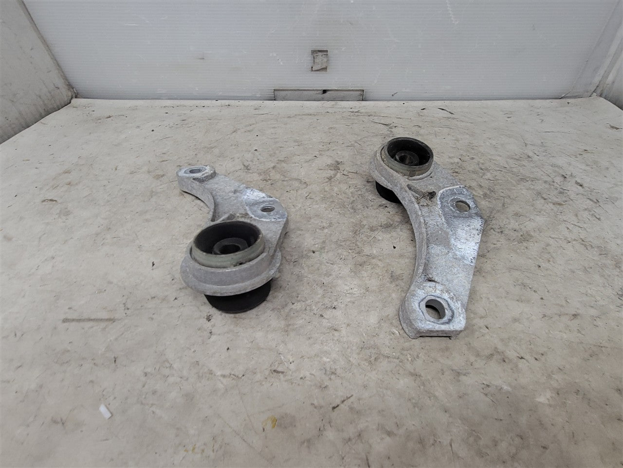 2016 CAMARO REAR EXHAUST HANGERS PAIR LH RH 34269 - image 8