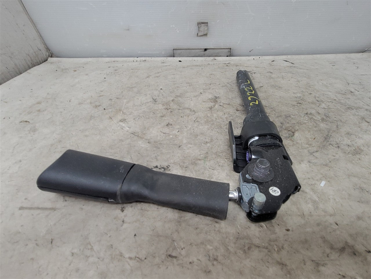 2016 CAMARO LH DRIVER FRONT SEAT BELT TENSIONER 34274 - image 9