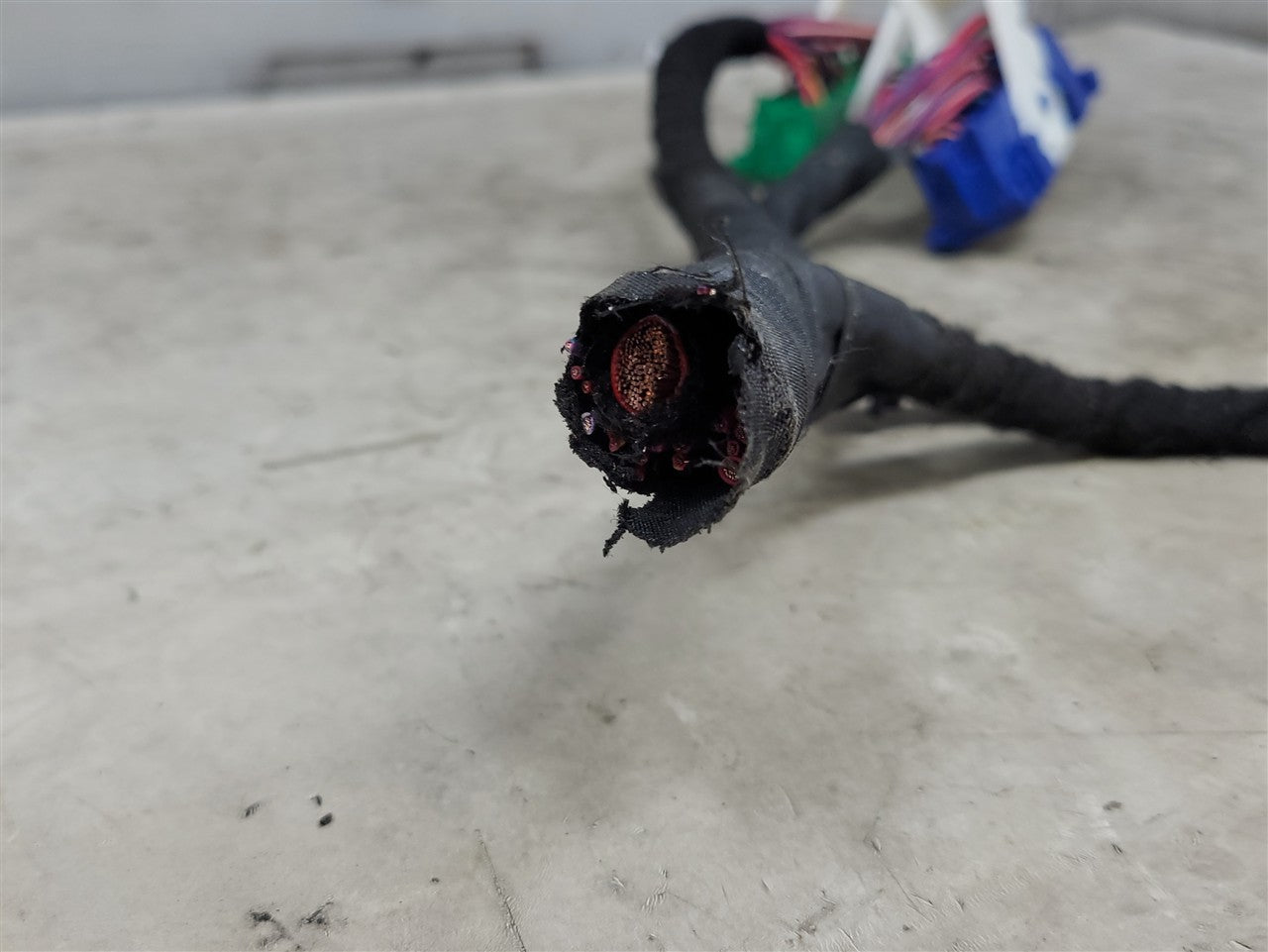 2016 CAMARO TRUNK FUSE PANEL WIRING PIG TAIL 34281 - image 2