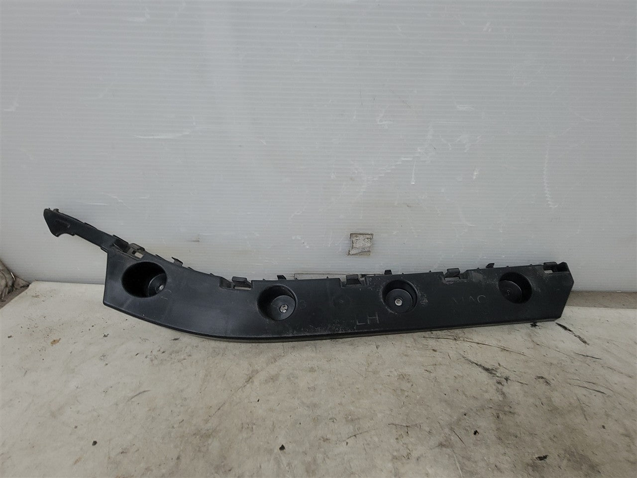 2016 CAMARO LH REAR BUMPER GUIDE BRACKET 34291 - image 1
