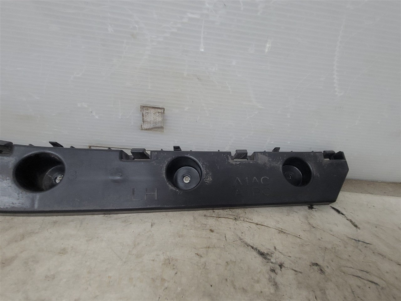 2016 CAMARO LH REAR BUMPER GUIDE BRACKET 34291 - image 2