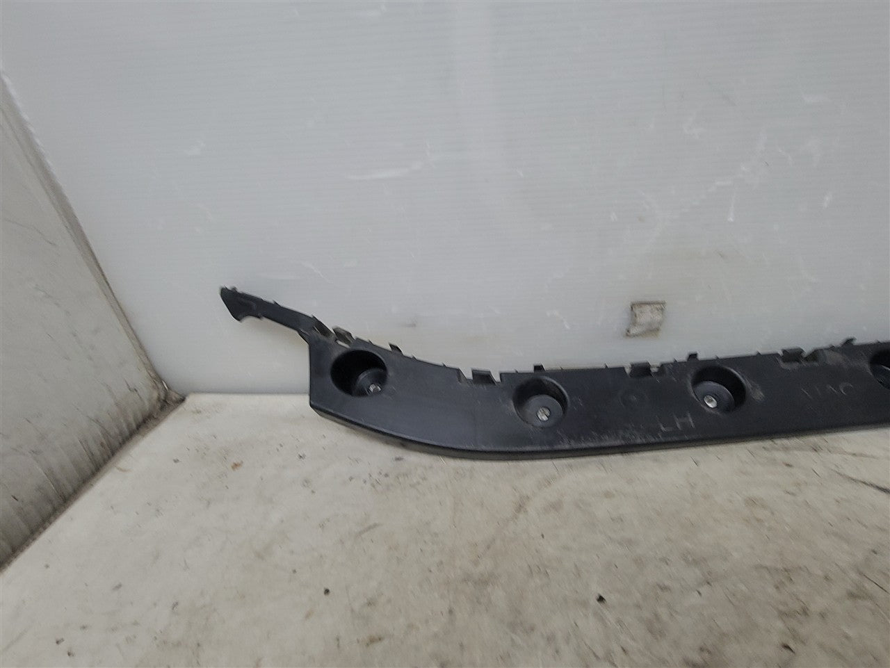 2016 CAMARO LH REAR BUMPER GUIDE BRACKET 34291 - image 3