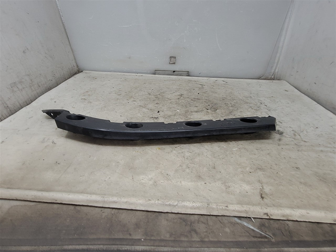 2016 CAMARO LH REAR BUMPER GUIDE BRACKET 34291 - image 4
