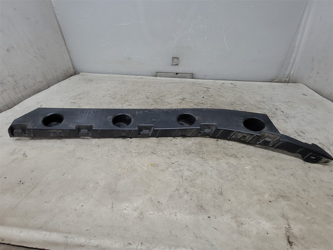 2016 CAMARO LH REAR BUMPER GUIDE BRACKET 34291 - image 5
