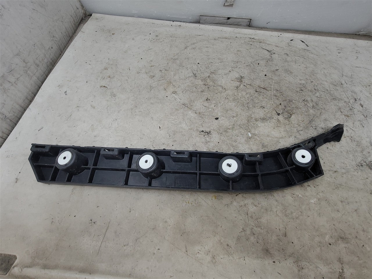 2016 CAMARO LH REAR BUMPER GUIDE BRACKET 34291 - image 8