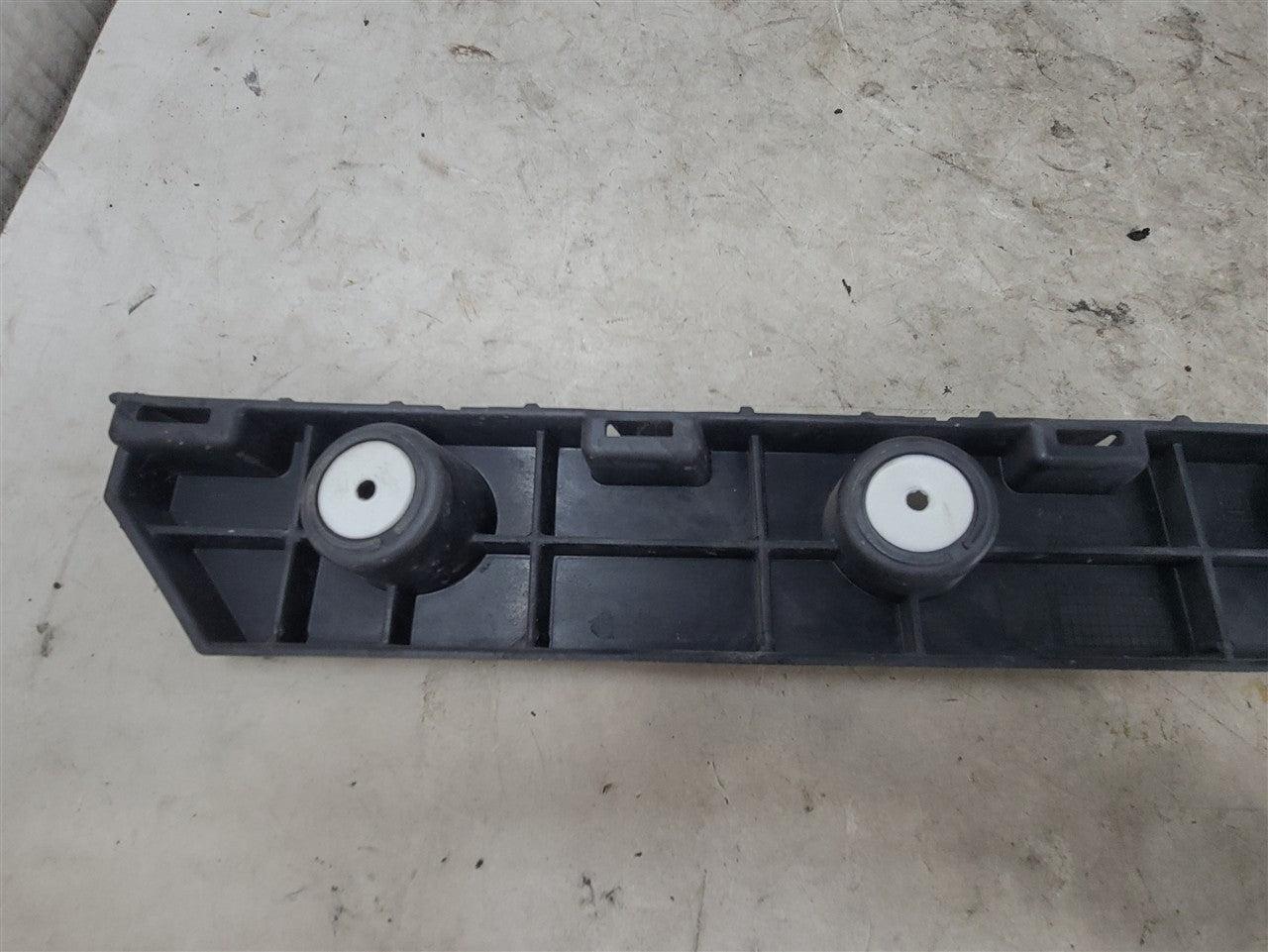 2016 CAMARO LH REAR BUMPER GUIDE BRACKET 34291 - image 9