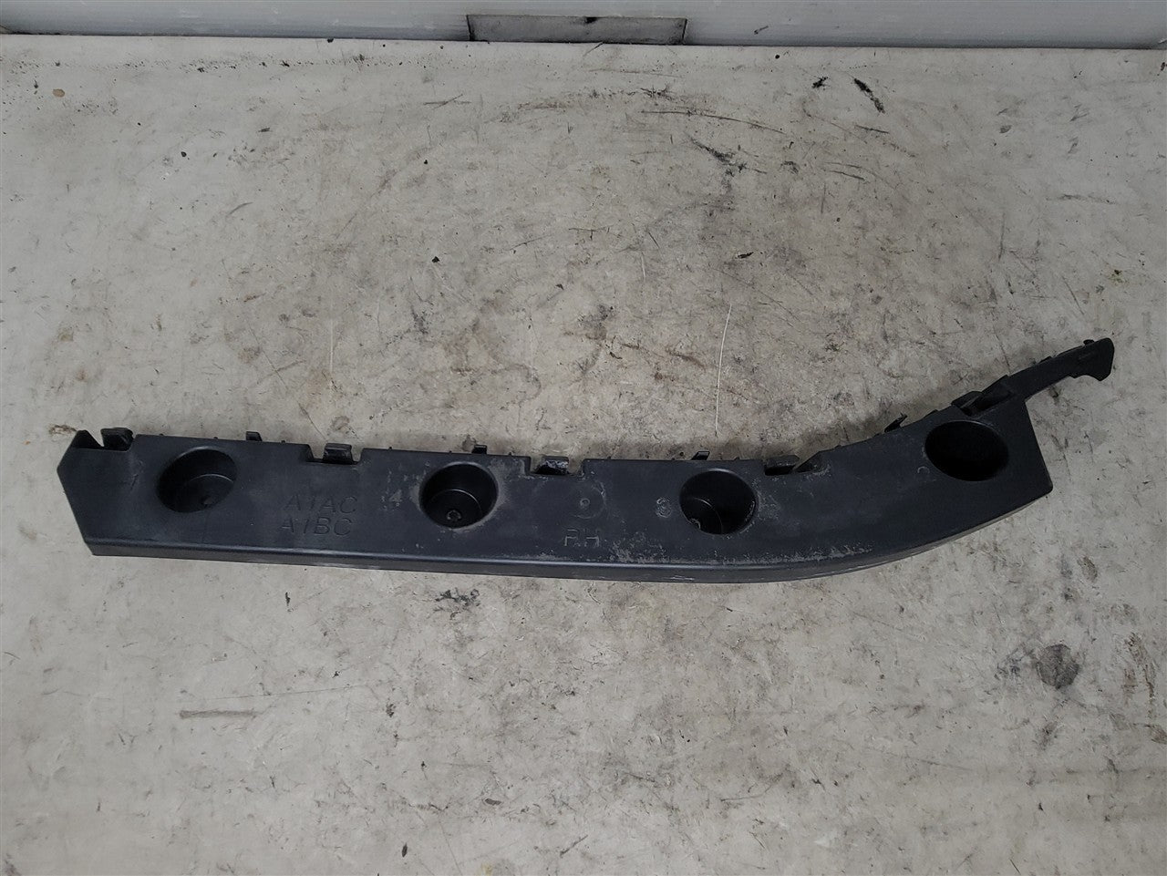 2016 CAMARO RH REAR BUMPER GUIDE BRACKET 34293 - image 1