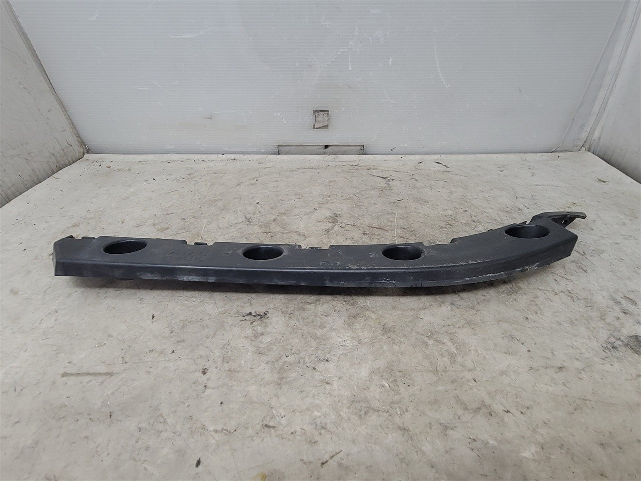 2016 CAMARO RH REAR BUMPER GUIDE BRACKET 34293 - image 2