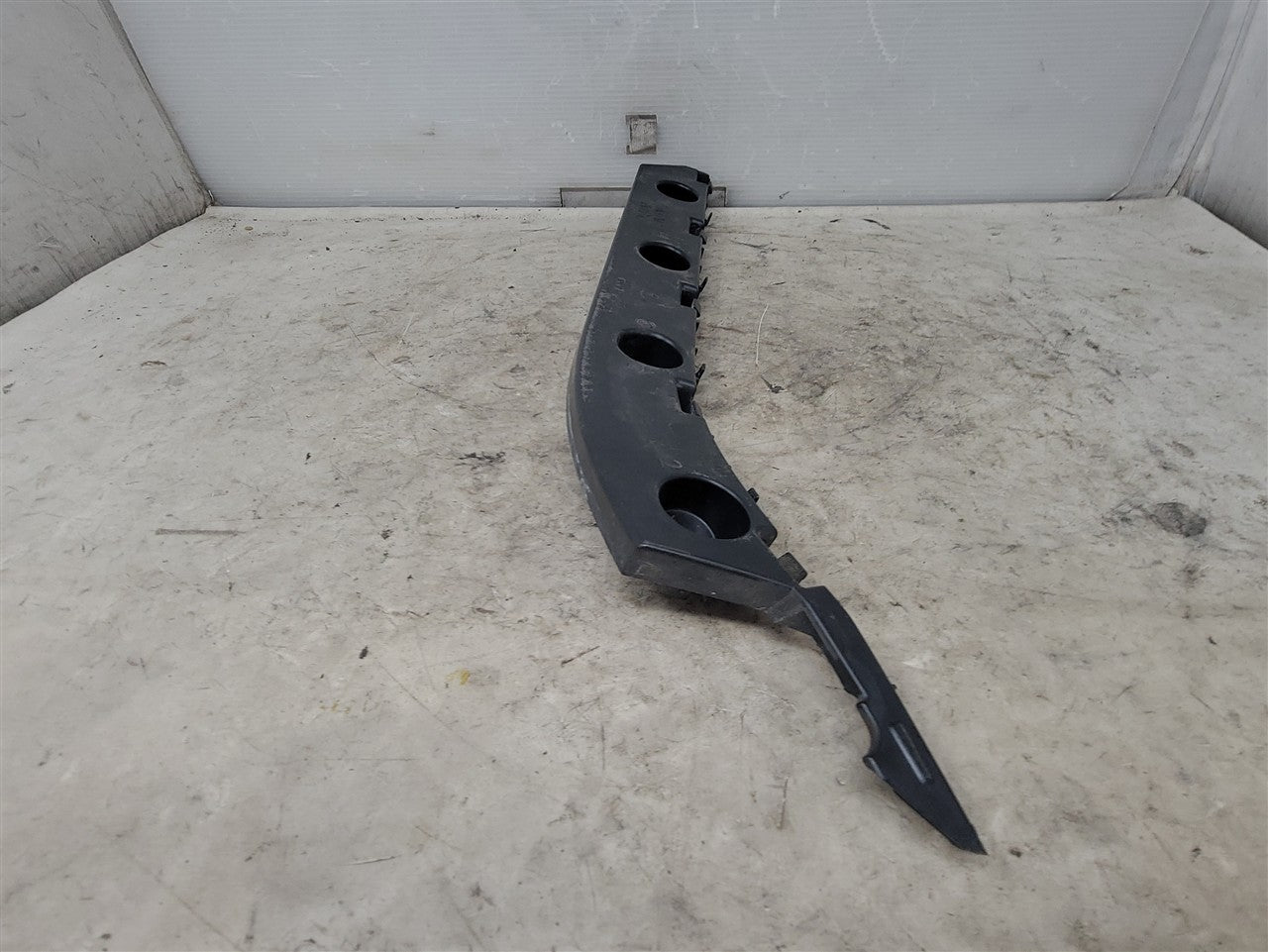 2016 CAMARO RH REAR BUMPER GUIDE BRACKET 34293 - image 3