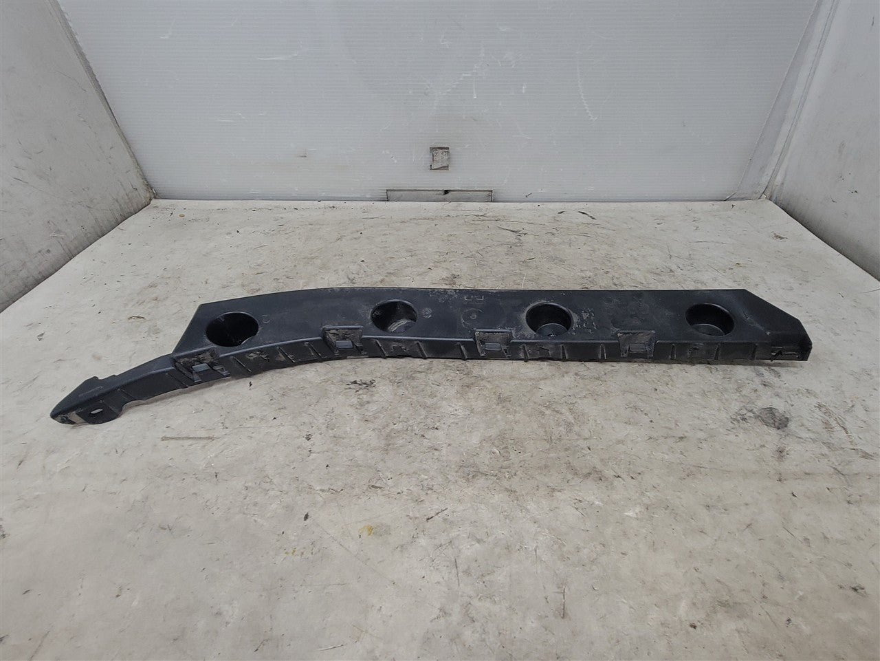 2016 CAMARO RH REAR BUMPER GUIDE BRACKET 34293 - image 4