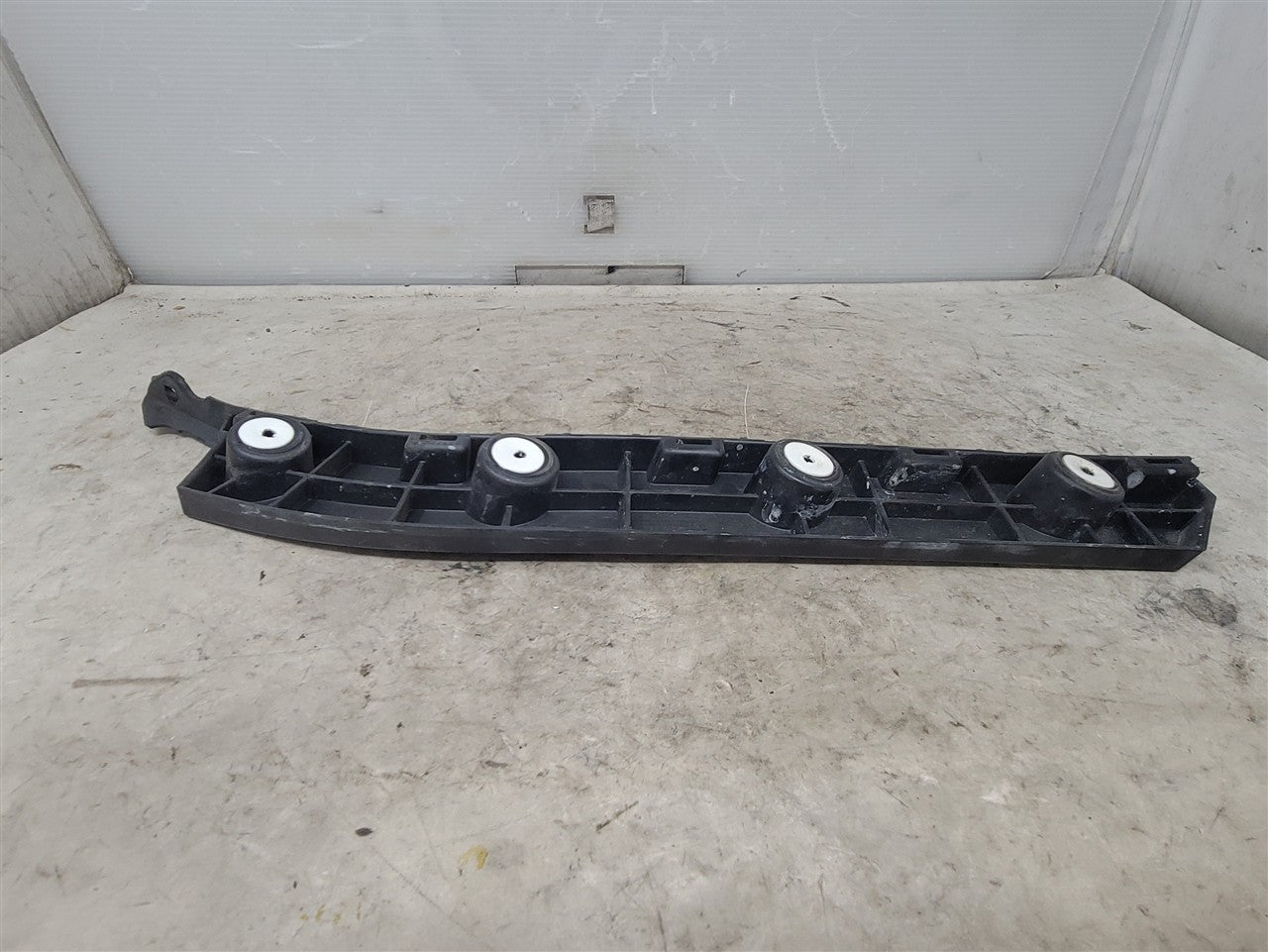 2016 CAMARO RH REAR BUMPER GUIDE BRACKET 34293 - image 7
