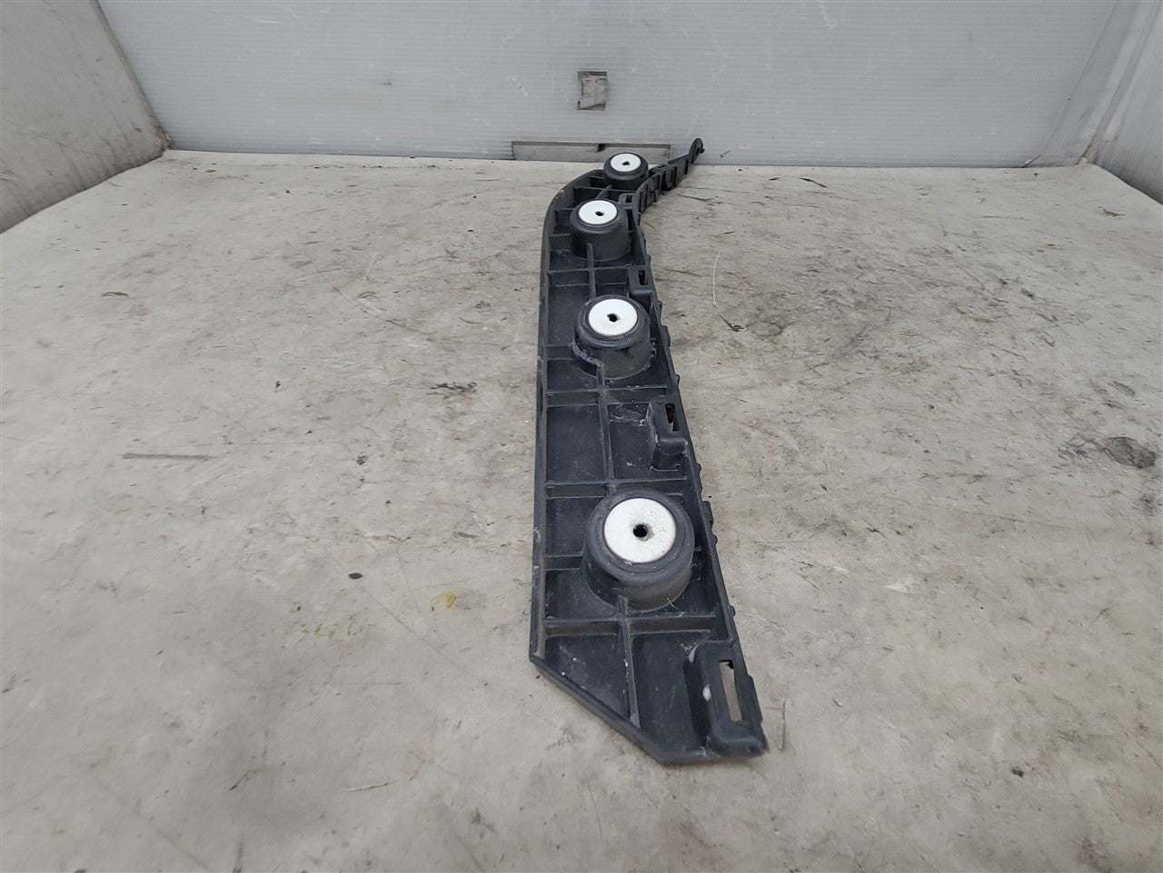 2016 CAMARO RH REAR BUMPER GUIDE BRACKET 34293 - image 8