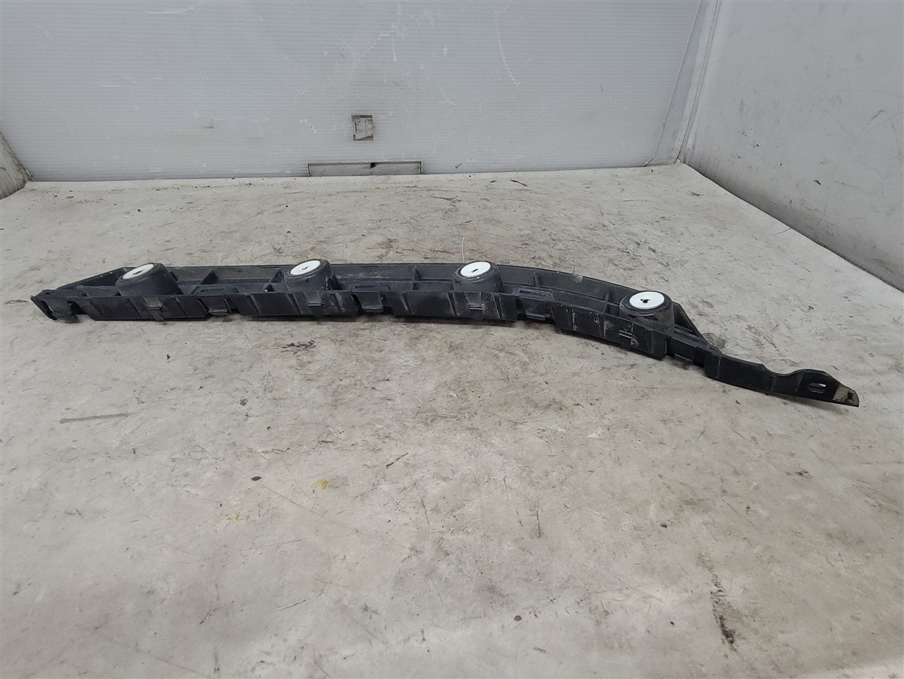 2016 CAMARO RH REAR BUMPER GUIDE BRACKET 34293 - image 9