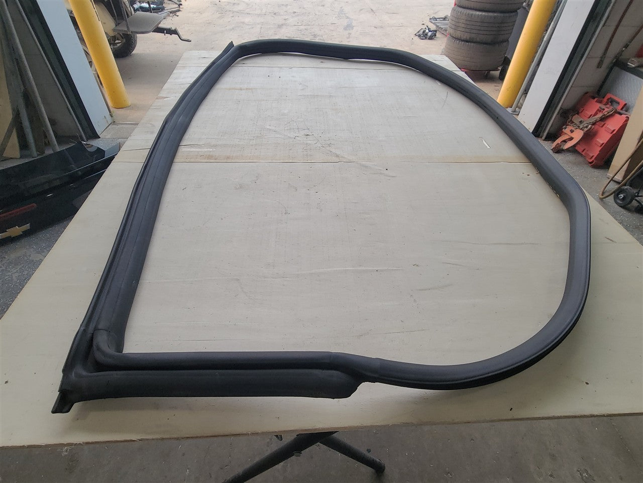 2016 CAMARO RH PASSENGER DOOR WEATHERSTRIPPING 34295 - image 3