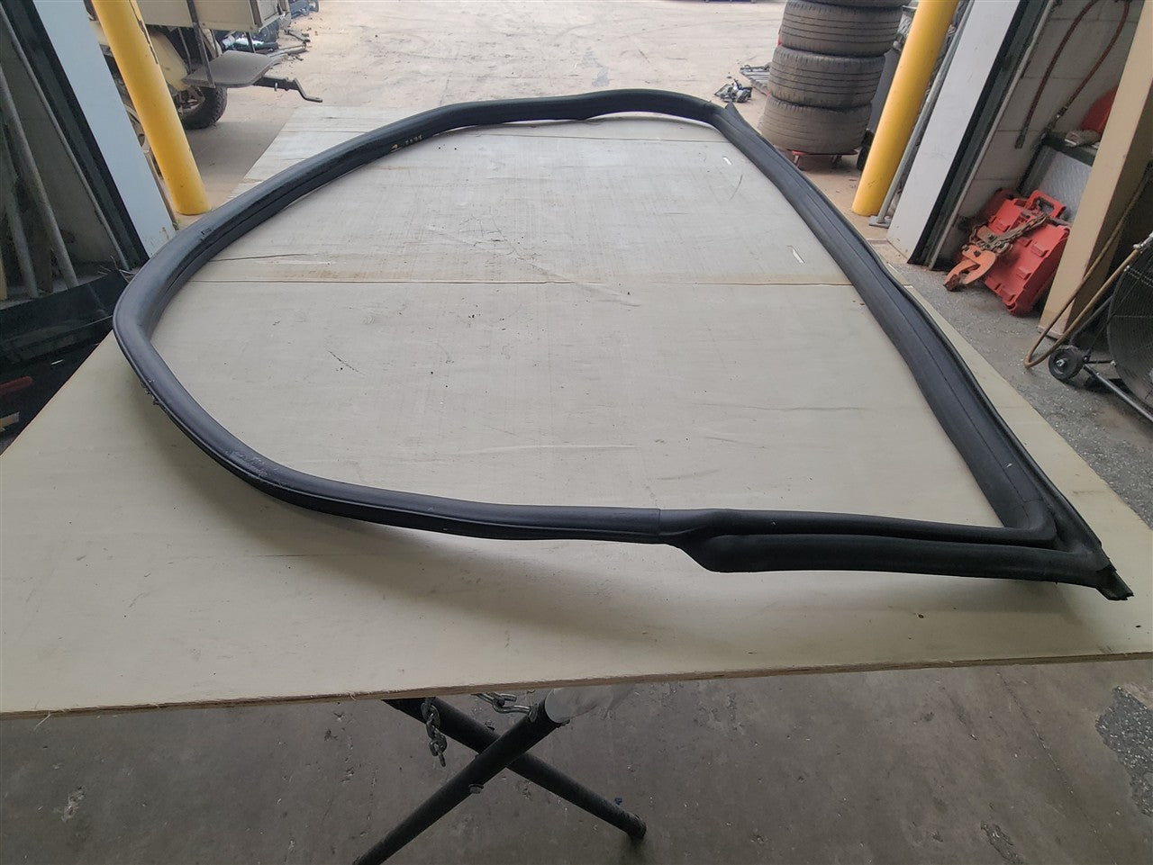 2016 CAMARO LH DRIVER DOOR WEATHERSTRIPPING 41K 34296 - image 5