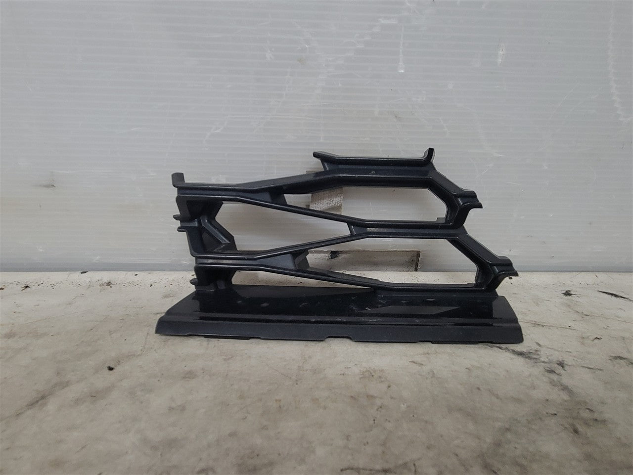 2016 CAMARO TOW EYE COVER ONLY FOR LOWER GRILLE 23388466 34298 - image 1