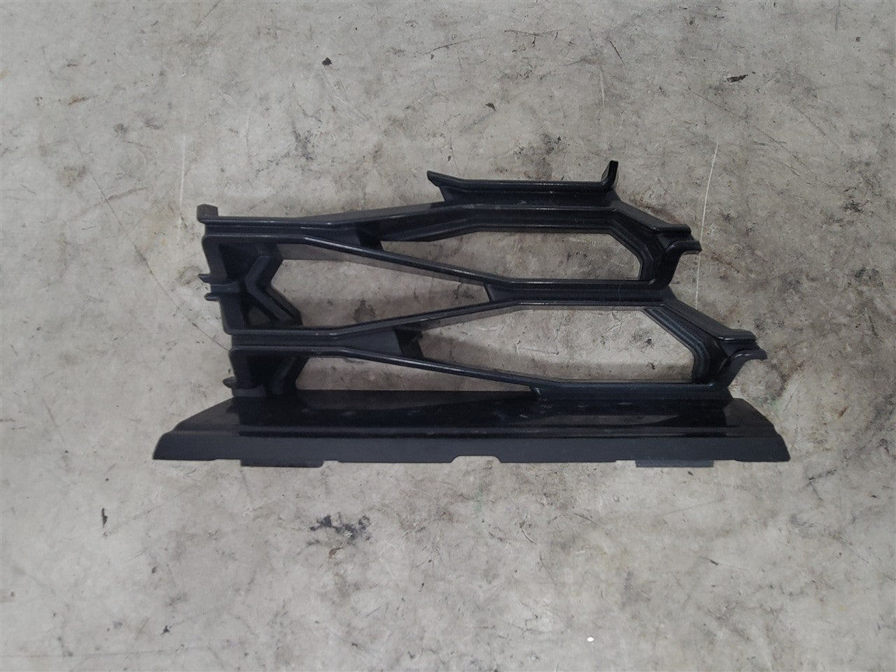 2016 CAMARO TOW EYE COVER ONLY FOR LOWER GRILLE 23388466 34298 - image 2