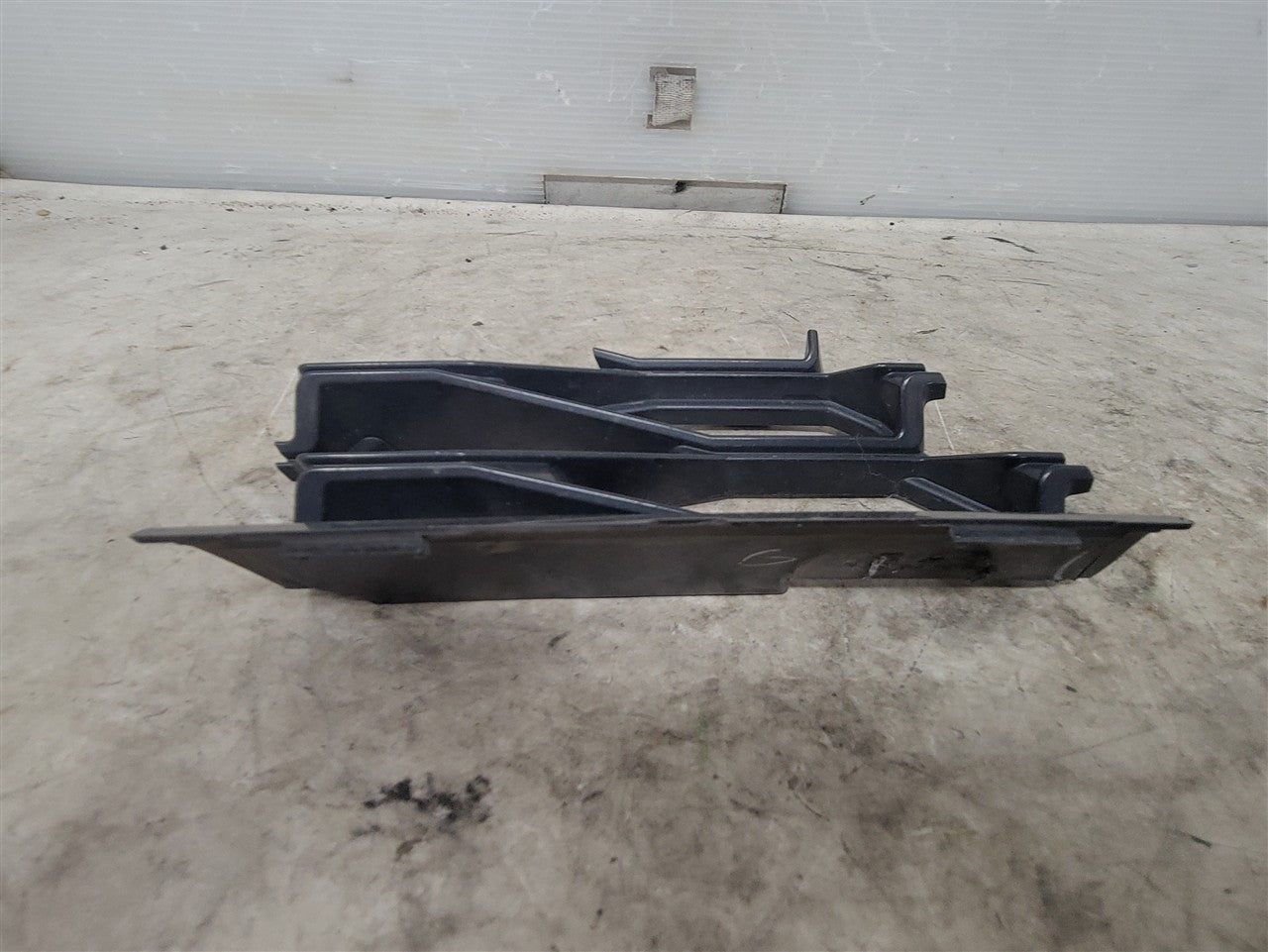 2016 CAMARO TOW EYE COVER ONLY FOR LOWER GRILLE 23388466 34298 - image 3