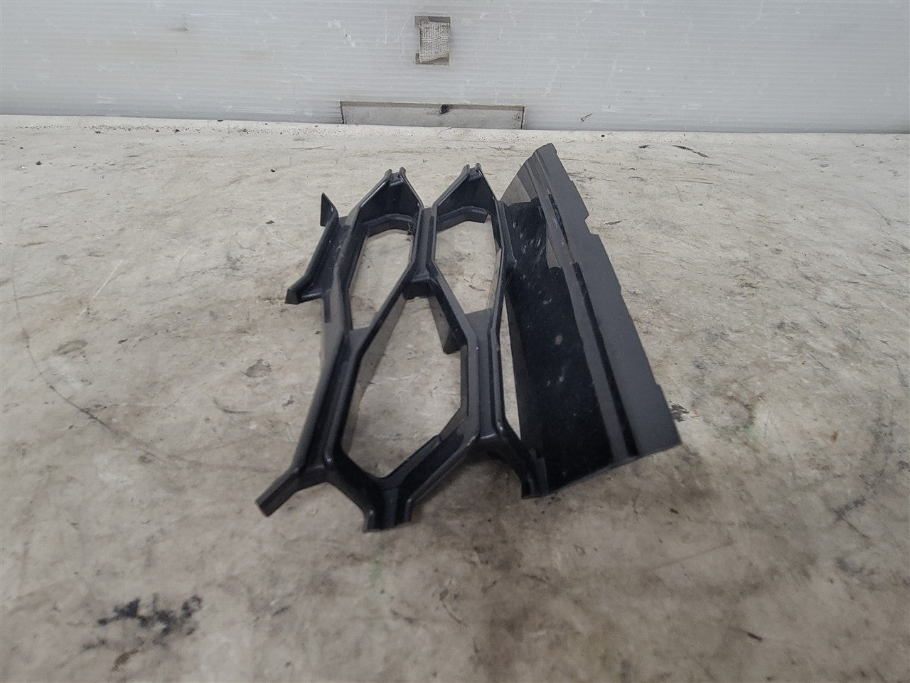 2016 CAMARO TOW EYE COVER ONLY FOR LOWER GRILLE 23388466 34298 - image 6