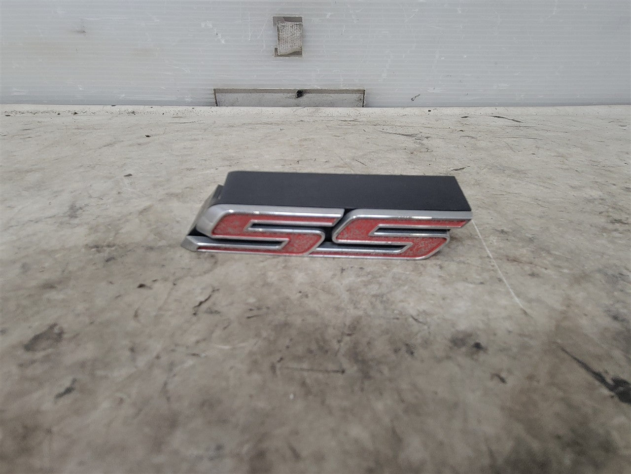 2016 CAMARO SS EMBLEM & MOUNTING BRACKETS ONLY 34299 - image 1