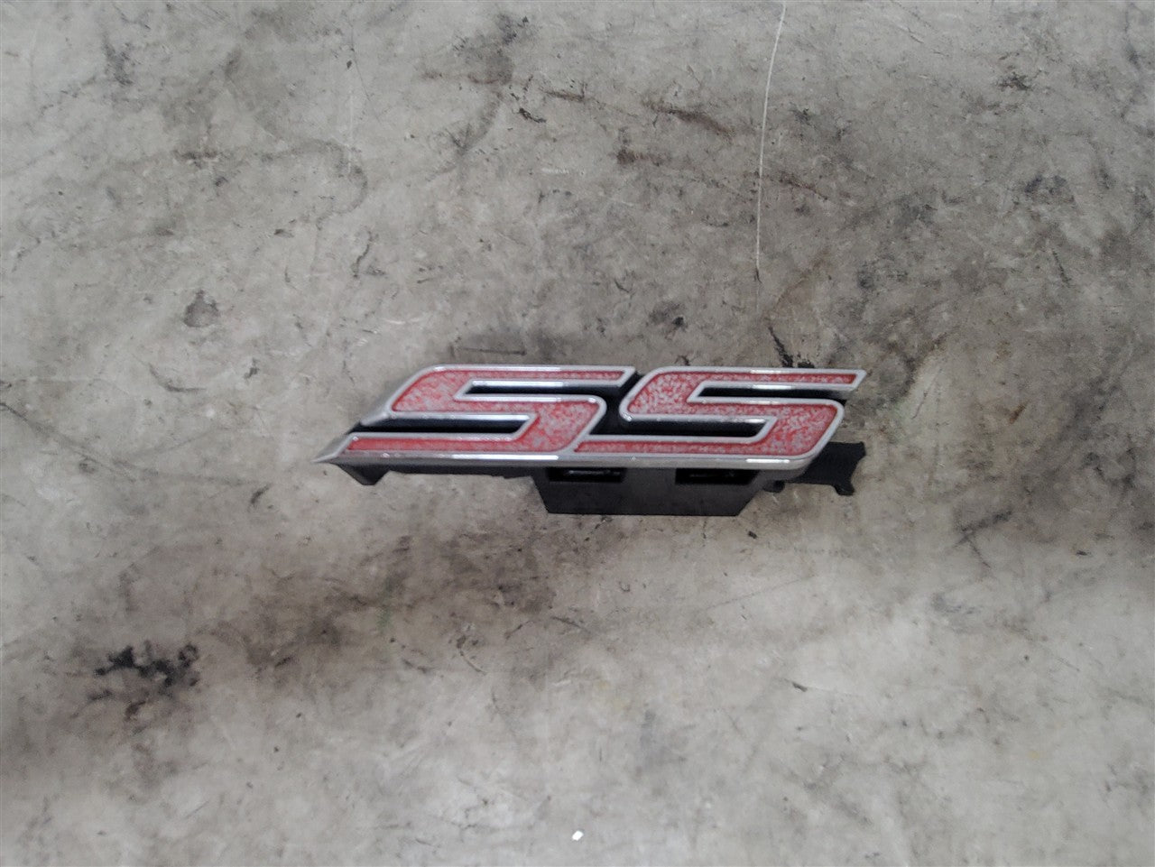 2016 CAMARO SS EMBLEM & MOUNTING BRACKETS ONLY 34299 - image 2