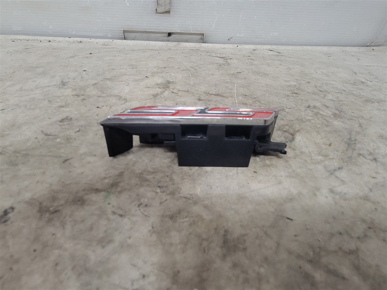 2016 CAMARO SS EMBLEM & MOUNTING BRACKETS ONLY 34299 - image 3