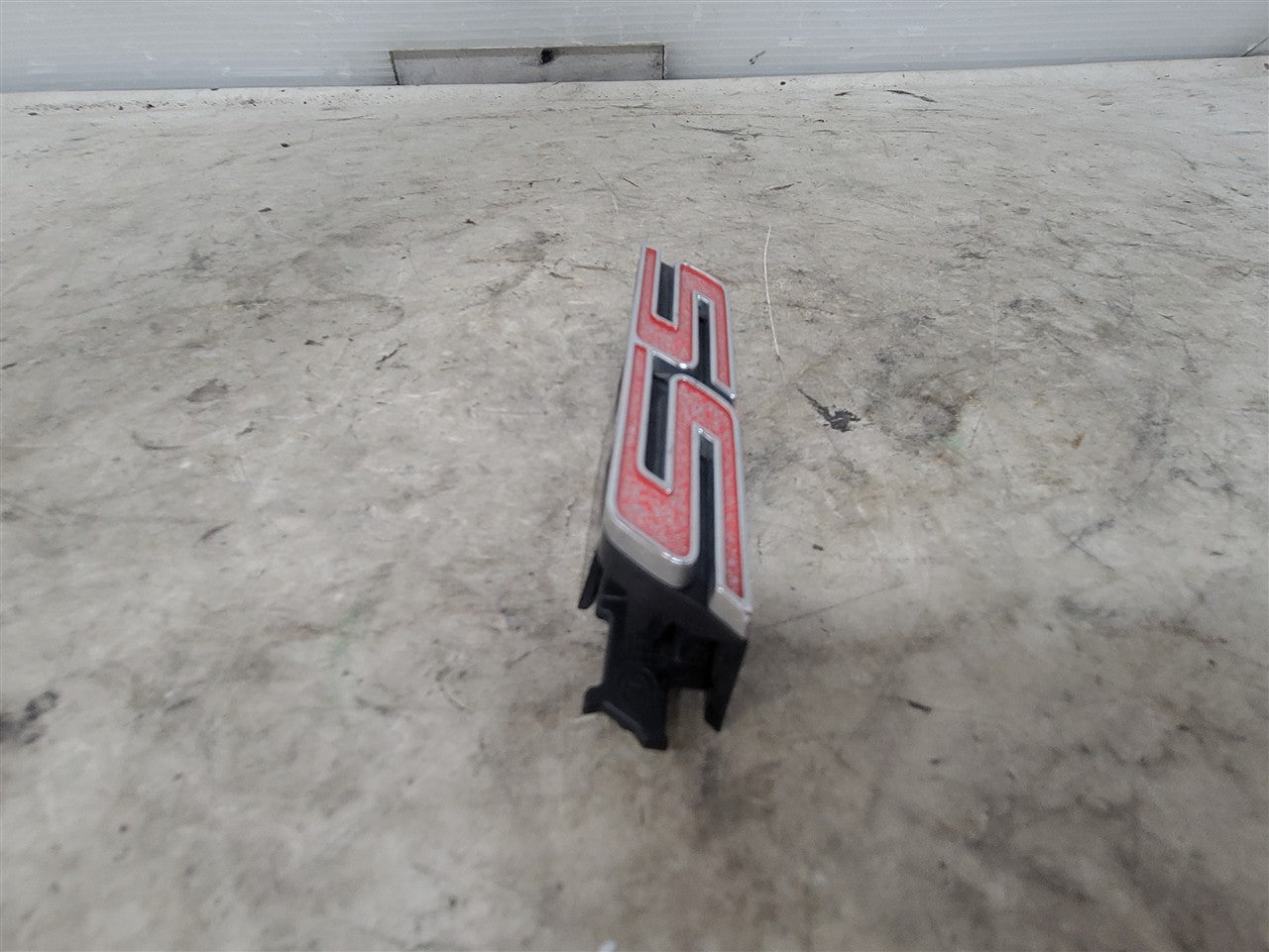 2016 CAMARO SS EMBLEM & MOUNTING BRACKETS ONLY 34299 - image 4