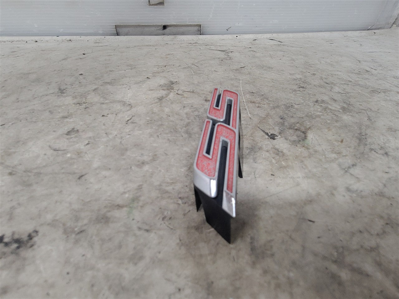 2016 CAMARO SS EMBLEM & MOUNTING BRACKETS ONLY 34299 - image 6