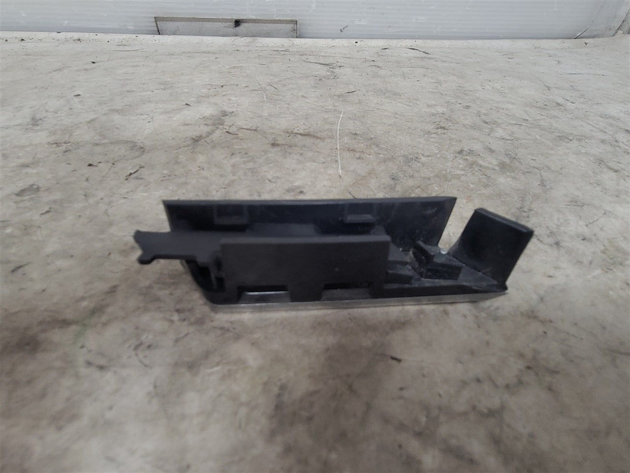 2016 CAMARO SS EMBLEM & MOUNTING BRACKETS ONLY 34299 - image 8