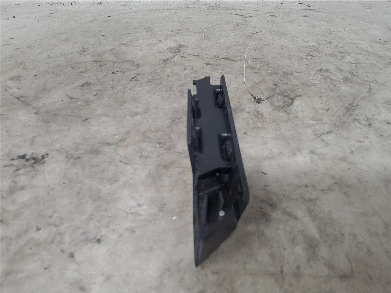 2016 CAMARO SS EMBLEM & MOUNTING BRACKETS ONLY 34299 - image 9
