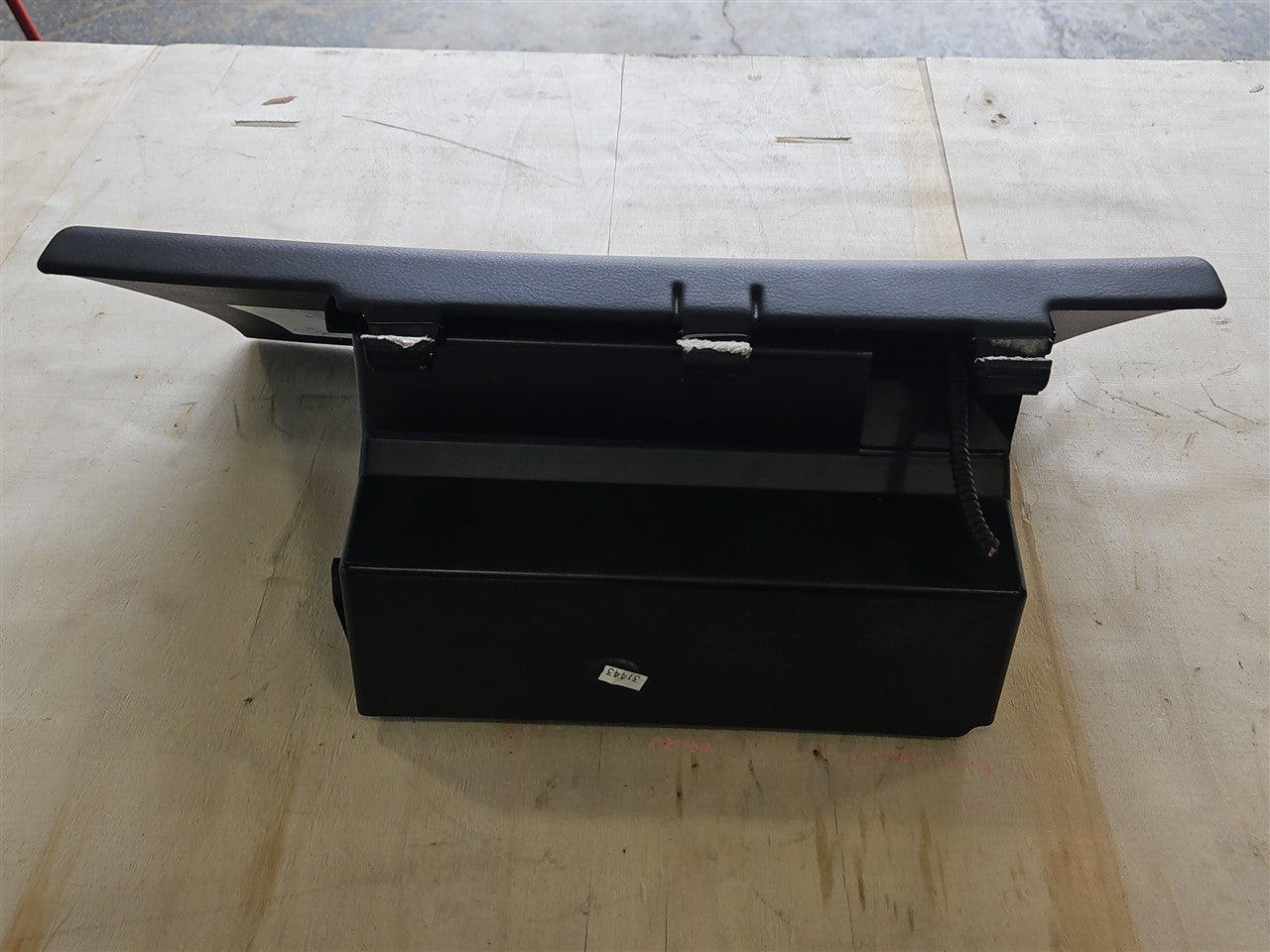 2005 CORVETTE BLACK GLOVE BOX WITH LATCH 52K MILES 34301 - image 3