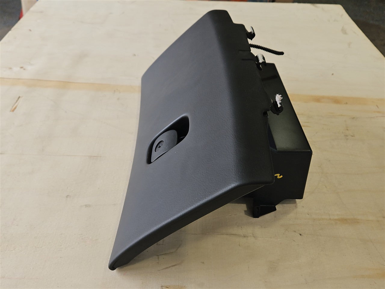 2005 CORVETTE BLACK GLOVE BOX WITH LATCH 52K MILES 34301 - image 4