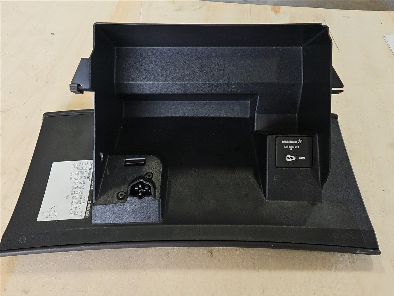 2005 CORVETTE BLACK GLOVE BOX WITH LATCH 52K MILES 34301 - image 5