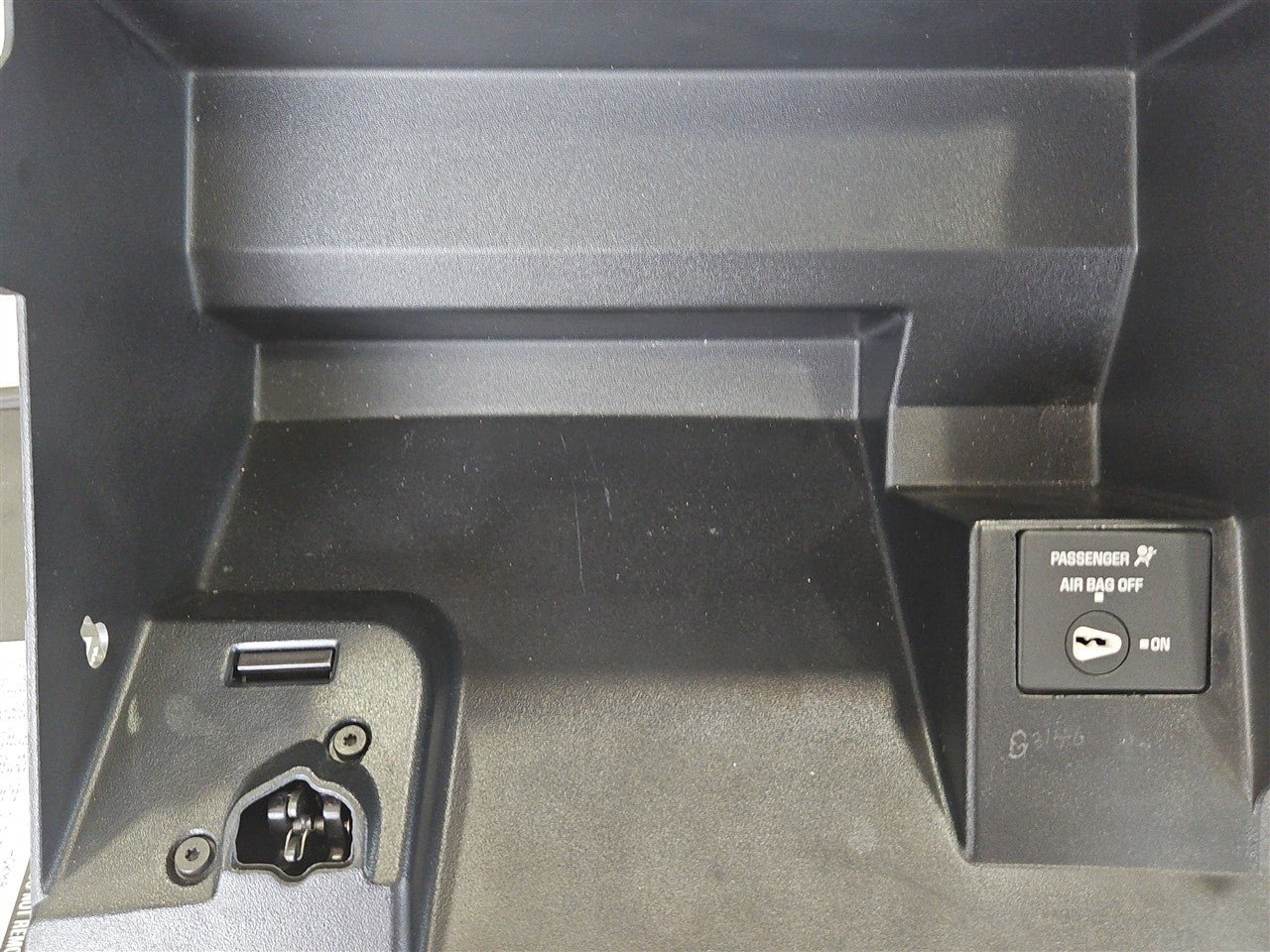 2005 CORVETTE BLACK GLOVE BOX WITH LATCH 52K MILES 34301 - image 6