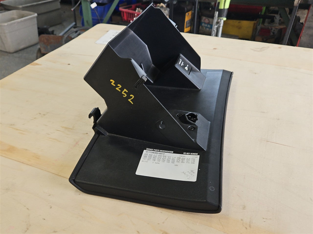 2005 CORVETTE BLACK GLOVE BOX WITH LATCH 52K MILES 34301 - image 7