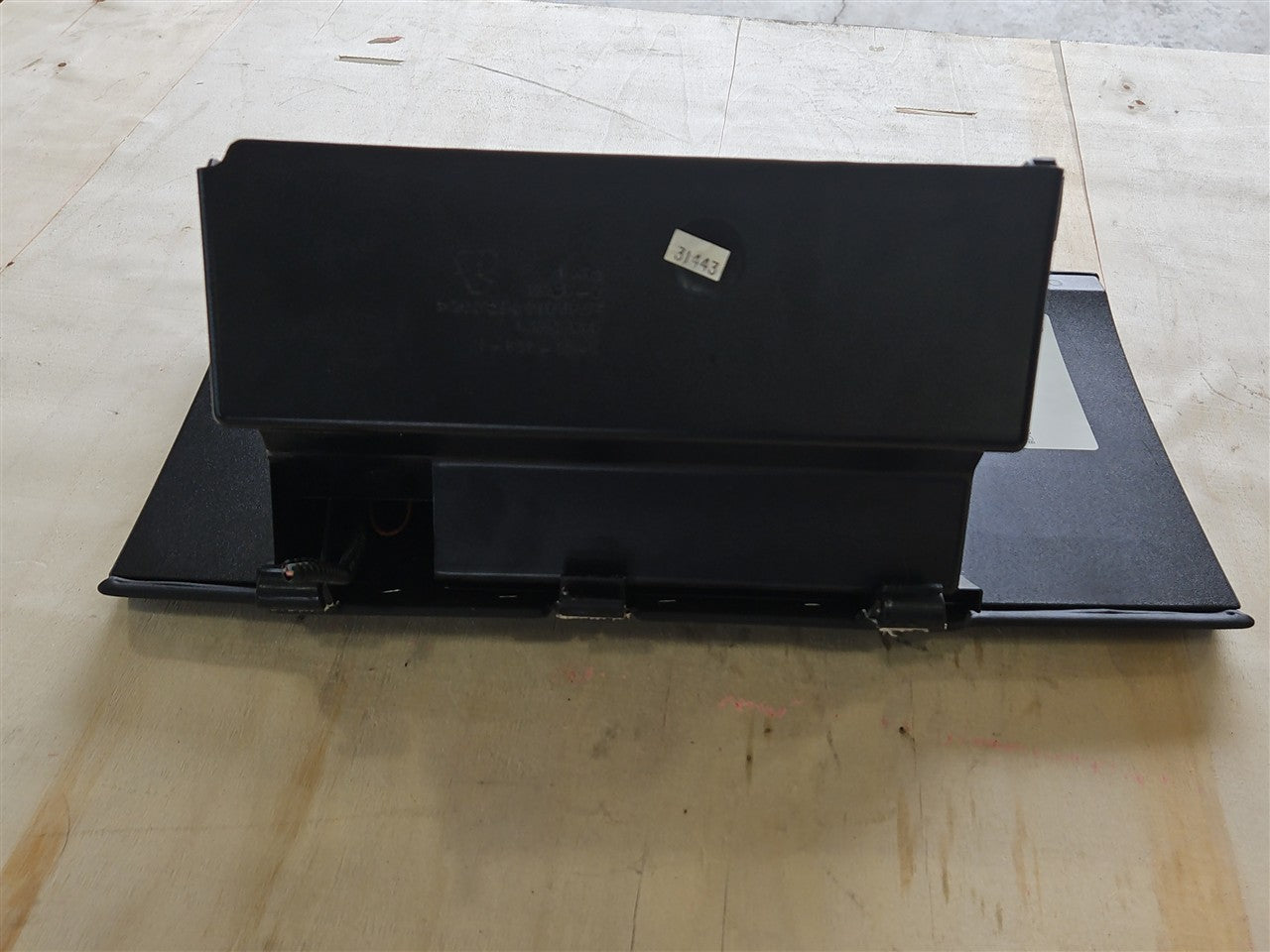 2005 CORVETTE BLACK GLOVE BOX WITH LATCH 52K MILES 34301 - image 8