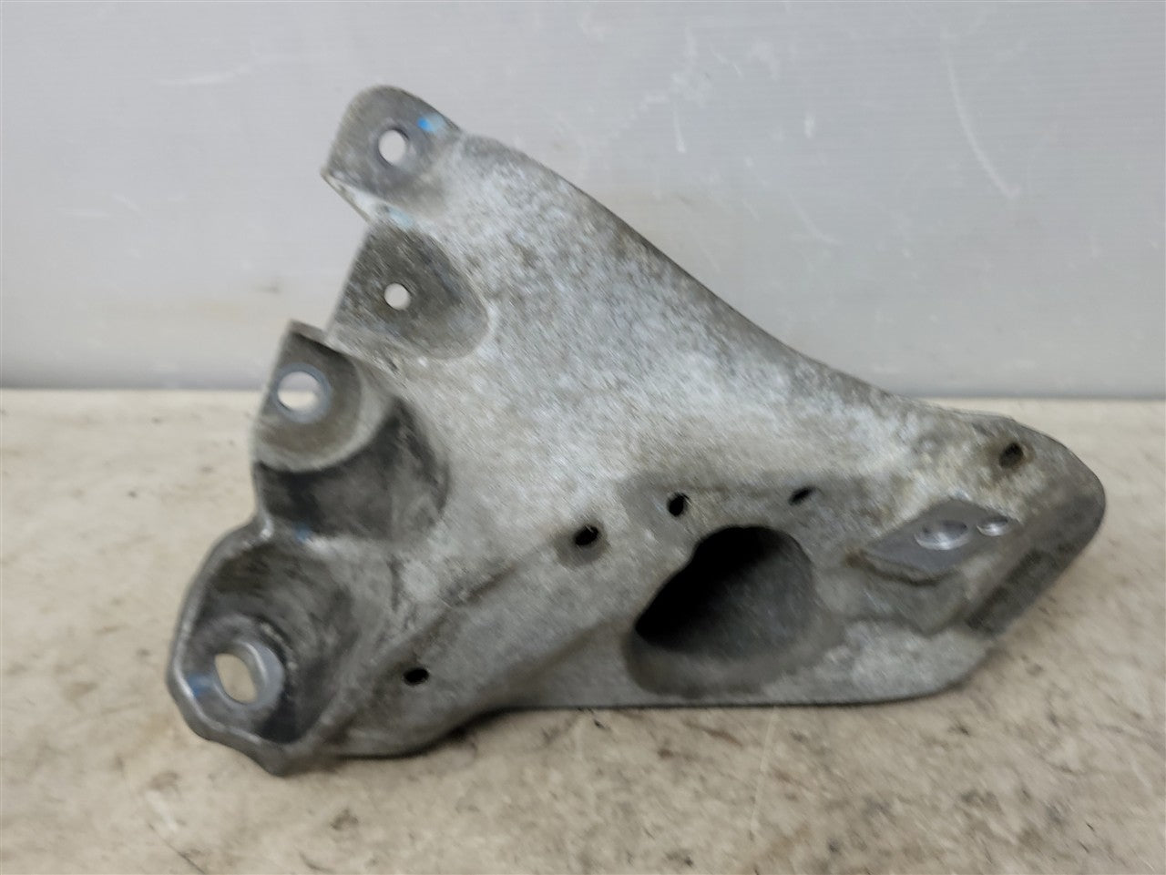 2016 CAMARO LH DRIVER ENGINE MOUNT STAND 34304 - image 2