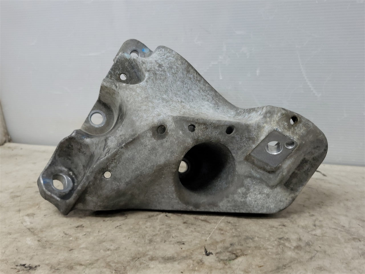 2016 CAMARO LH DRIVER ENGINE MOUNT STAND 34304 - image 3